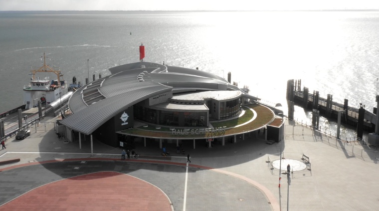 Mit seiner futuristischen Architektur empfängt das Terminal Reisende auf der...