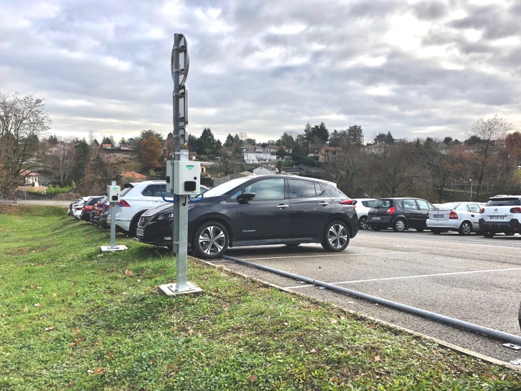 2016 wurden auf dem Firmenparkplatz Ladestationen für Elektroautos...