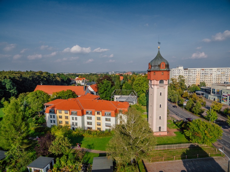 Das Haus Johannishof am historischen Wasserturm, dem Wahrzeichen von Freiberg,...