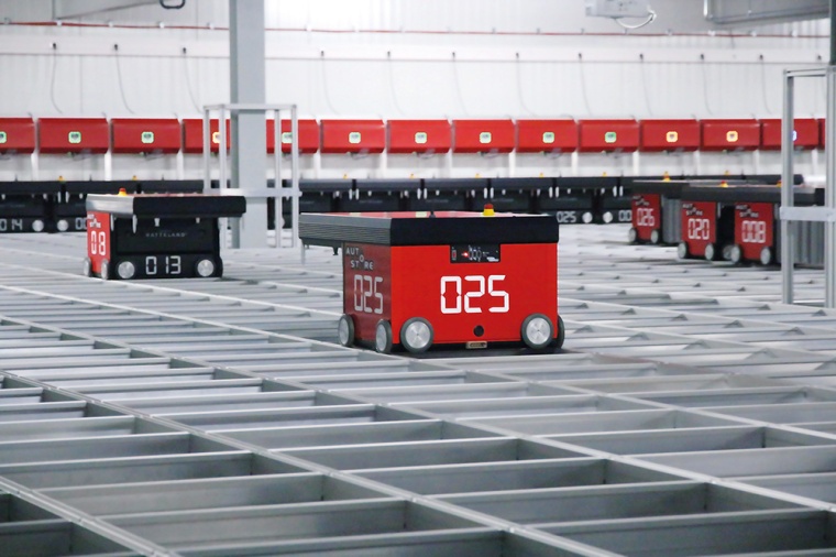 Innerhalb des 675 m² großen Auto-Store-Lagers sind Roboter für den...