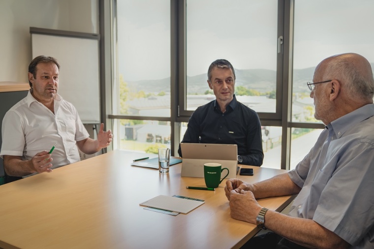 v.l.n.r.: Markus Meer (Produktmanager Brandmeldesysteme), Frank Betsch...