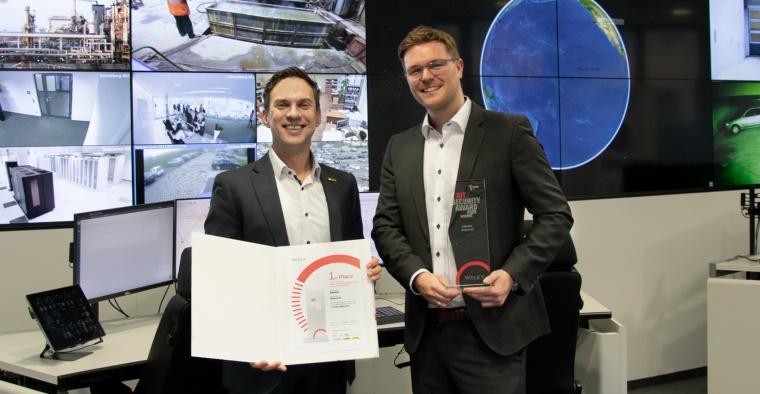 Andre Meiswinkel (rechts) mit dem GIT SICHERHEIT AWARD 2020 für die...