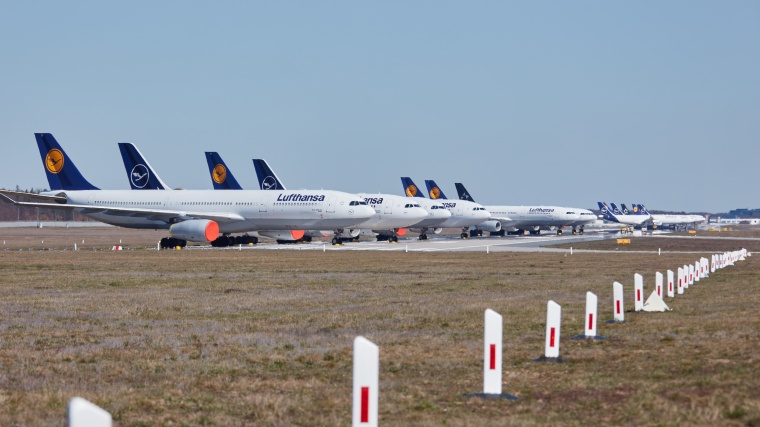 Flugzeuge parken auf Startbahn Nordwest ­wegen Corona-Krise in Frankfurt am...