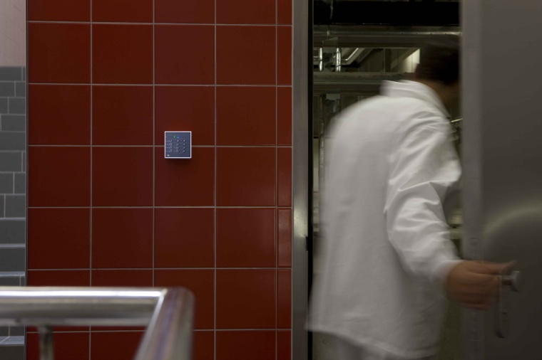 RFID-Leser steuern den Zutritt zum Aufzug oder zur Produktionshalle. Foto: PCS