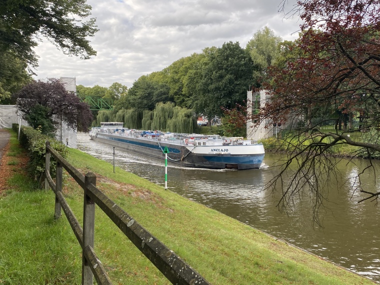 Lebenswichtige Wirtschaftsader: Die deutschen Wasserstraßen. Bilder: AG Neovo...