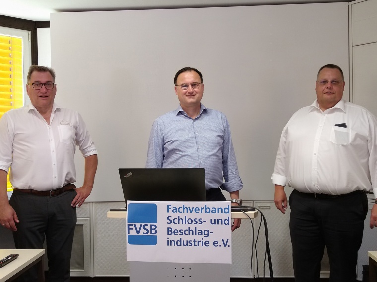 Stephan Schmidt (1.v.l.), Geschäftsführer des FVSB, zusammen mit dem...