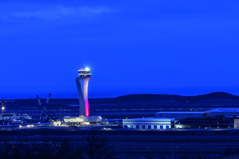 Der „Air Traffic Control Tower“ des IGA ist einer Tulpe nachempfunden, und...