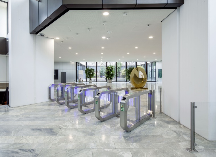 Zweimal fünf Galaxy Gates von Wanzl überprüfen den Zutritt im Foyer. Foto:...