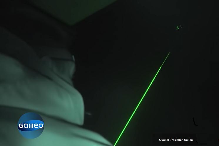 „Einbrecher“Markus Piendl versucht, die Drohne mit Laserstrahl zu...