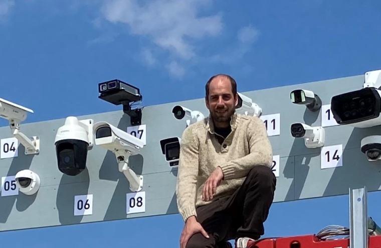 Gert Hammer, Techniker bei i-Alarmsysteme, auf dem Dach des Containers mit den...