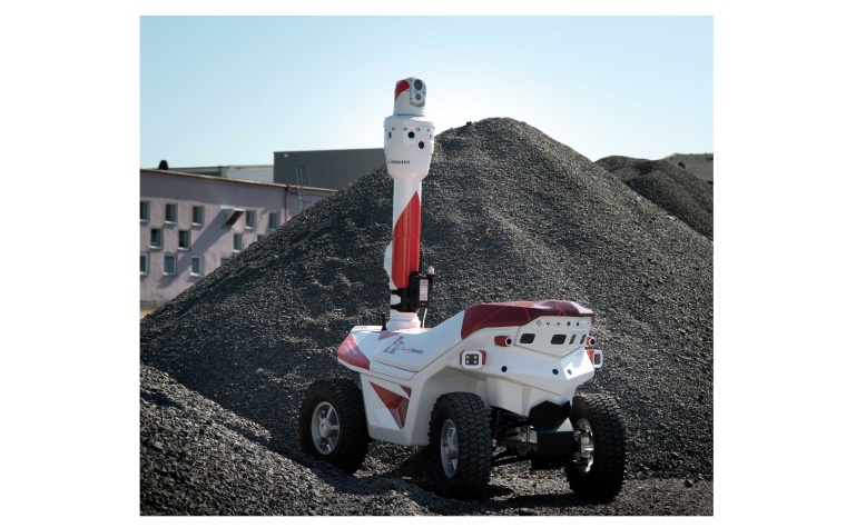 Überwacht auch große Gelände: radbetriebener Sicherheitsroboter „Argus“....