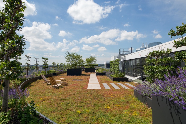 Auch einen Dachgarten gibt’s: Mit Entspannungsbereichen, Workspaces und...