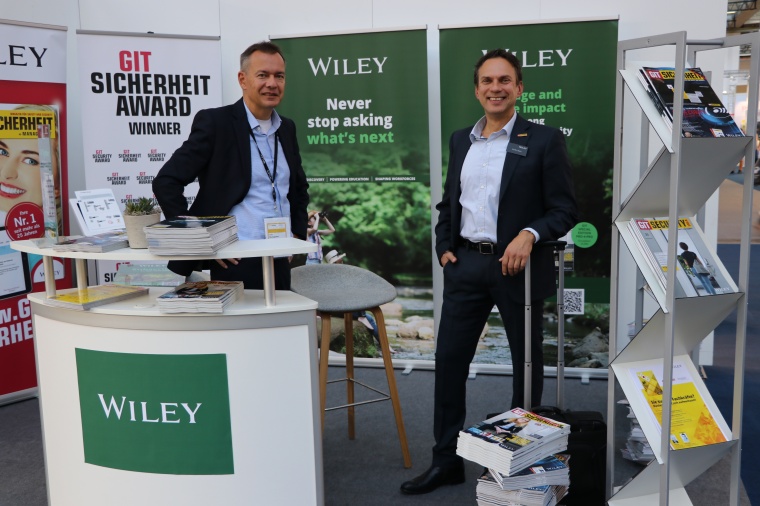 Dr. Heiko Baumgartner und Steffen Ebert am Wiley-Stand auf der Light + Building...