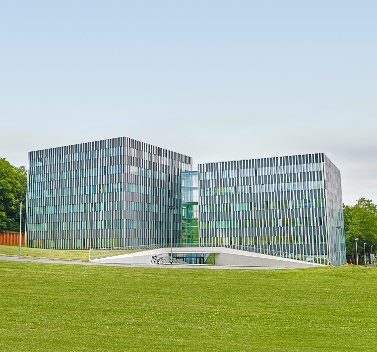 Die RWTH Aachen setzt beim ICT Cubes Gebäudekomplex der Universität auf ein...