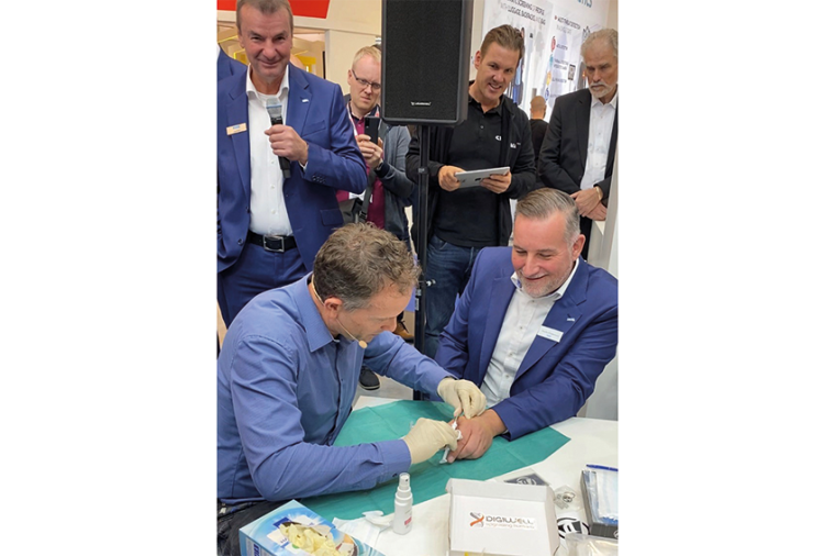 Sascha Köstermann (r.), kaufmännischer Leiter und Prokurist bei Wilka, ließ...