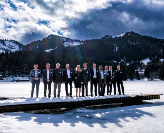 Team BVSW: der Vorstand am Ufer des zugefrorenen Spitzingsees (Bild: BVSW)