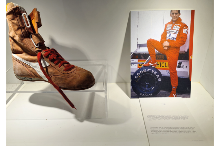 Die Schuhe von Rennfahrerlegende Ayrton Senna da Silva aus der Saison von 1989....