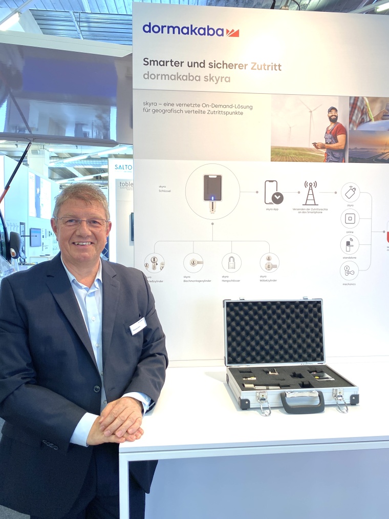 SicherheitsExpo München 2023: Thomas Götz zeigt mit dem Produkt Skyra eine...