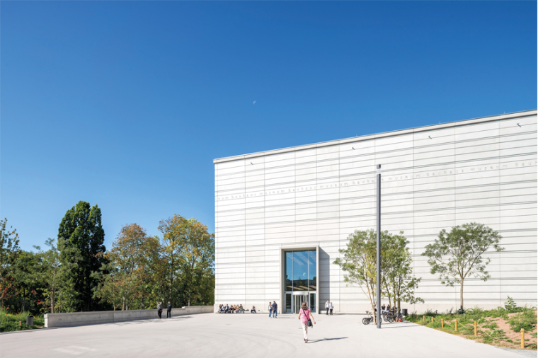 Auch im 2019 eröffneten neuen Bauhaus-Museum Weimar werden die Objekte der...