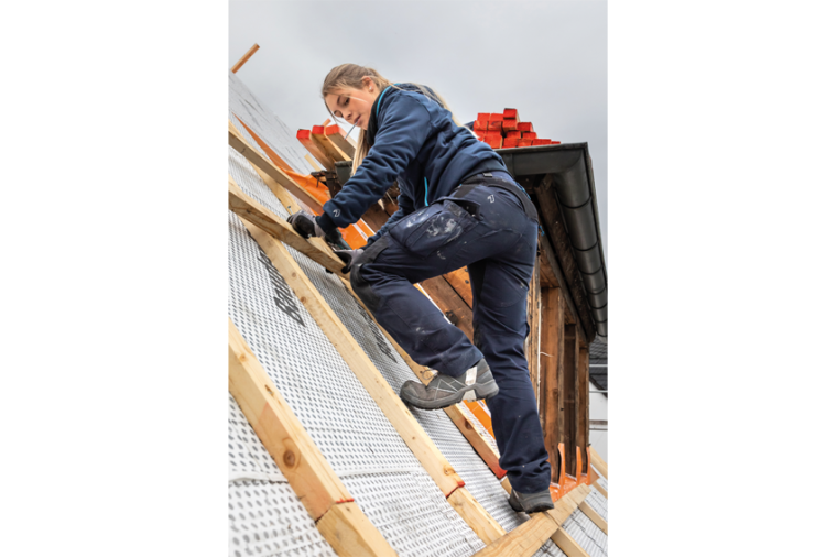 Dachdeckerin Chiara Monteton: Sicherheit ist das A und O im Dachdeckerhandwerk....