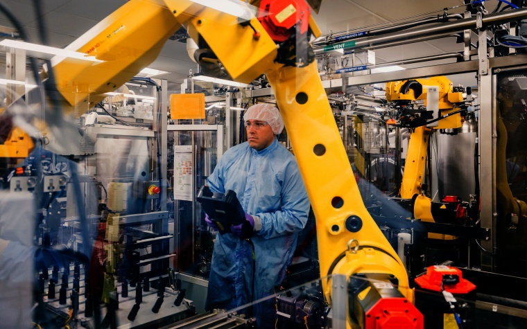Mitarbeiter beim Test der Robotersteuerung in der Produktion in Jaffrey, NH,...