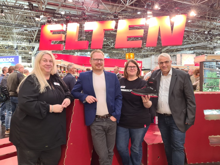 Gruppenfoto am Stand von Elten: mit dabei Denise Pollex (rechts), Leitung...