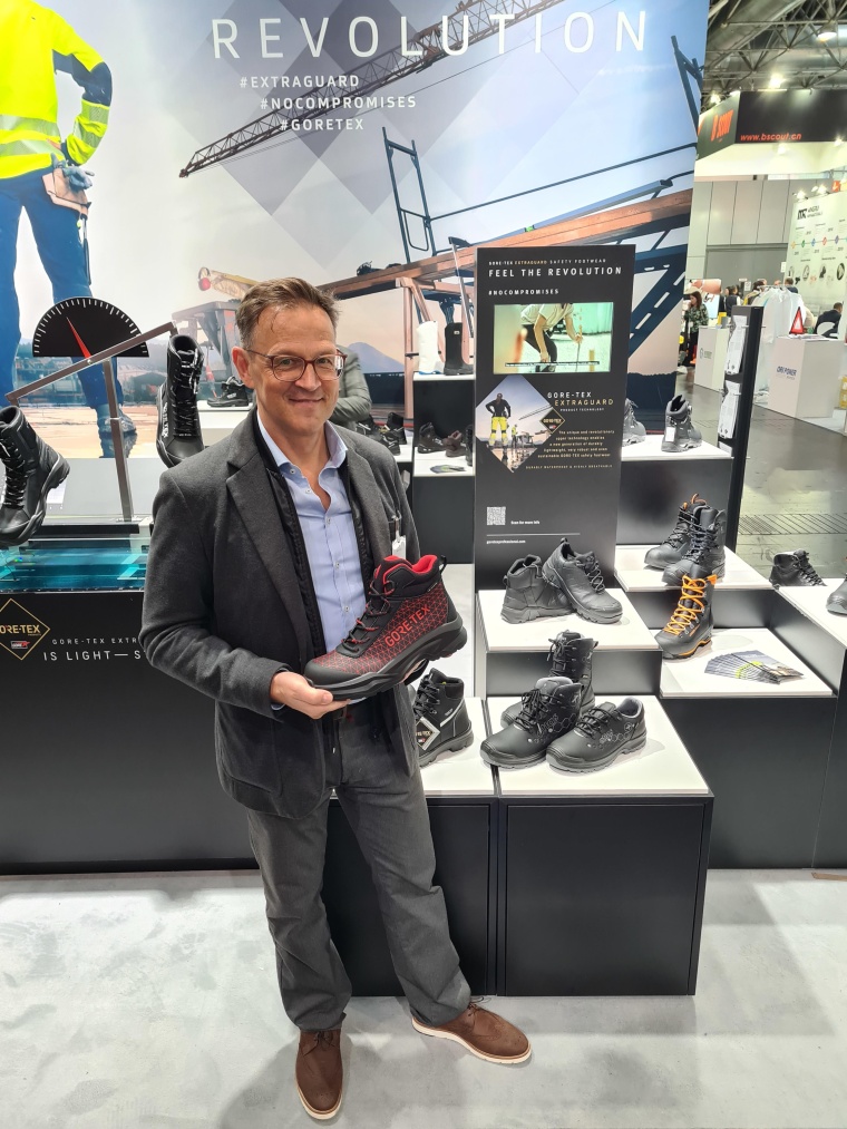 Am Stand von Gore-Tex demonstrierte Helmut Klug, Global Category Manager, an...