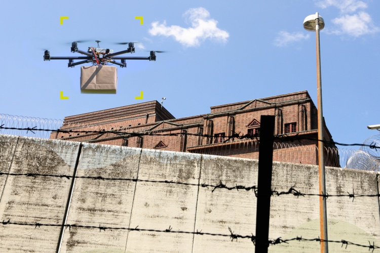 Die Gefahr aus der Luft: Drohnen sind perfekt zum Ausspähen und Schmuggeln...