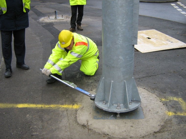 Torqueing-up the fixing nuts once the column is in place and absolutely vertical