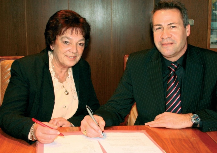 Petra Pomp (TecBOS) and Frank Mac (MSA Europe) signing the contract, on 21...