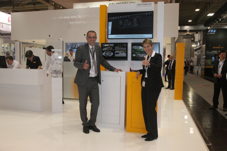 A trophy sure looks good at an exhibition booth: Geutebrück-CEOs Christoph...