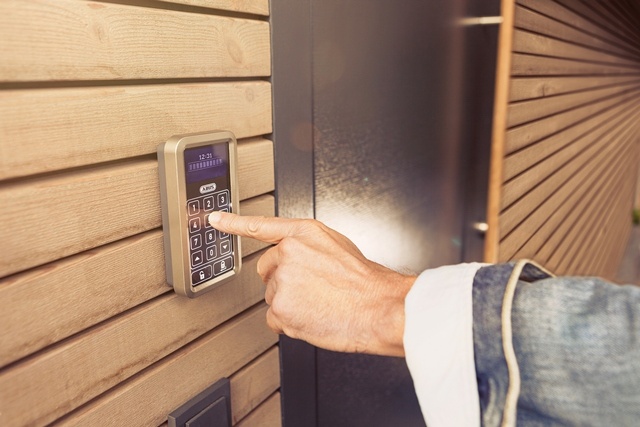 HomeTec Pro opens doors simply via a wireless numeric keypad or remote control