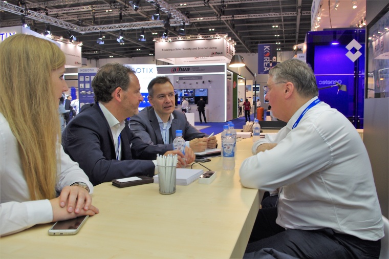 Discussing the cooperation of Mobotix and Genetec at IFSEC in London: Thomas...