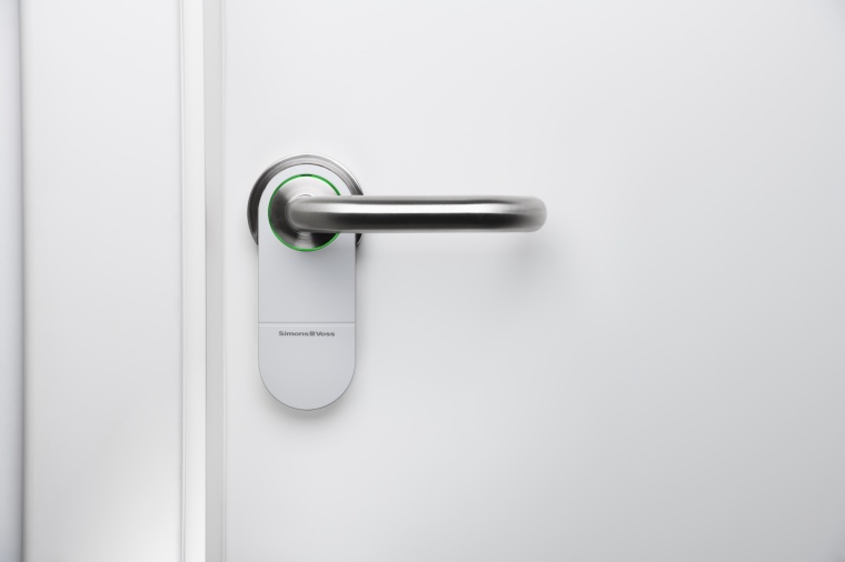 The AX Smart Handle can be adapted to the spindle, door thickness and center...