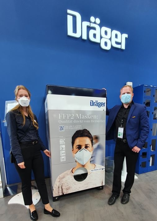 Caroline Schröder in front of the FFP2 mask machine from Dräger