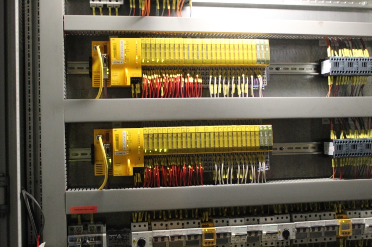 In the control cabinet, the automation system PSS 4000 from Pilz ensures that...