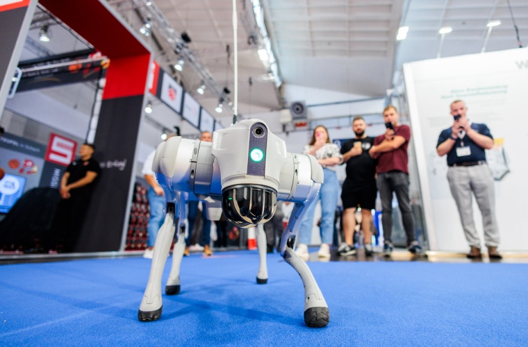 Security Robotics hat mehrere Laufroboter im Angebot, die anatomisch einem Hund...