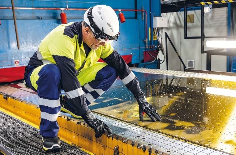 Bei der Metallbearbeitung werden Bauteile und Maschinen häufig mit Öl...