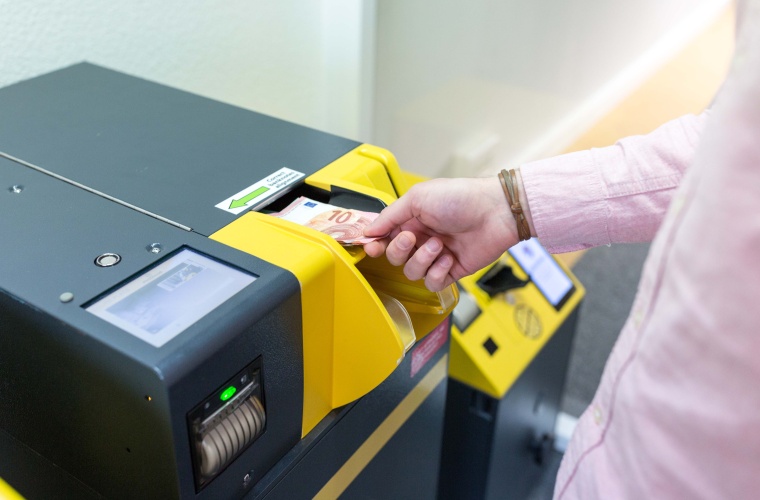 With the help of an intelligent
deposit device, Cash Today,
cash is digitized...