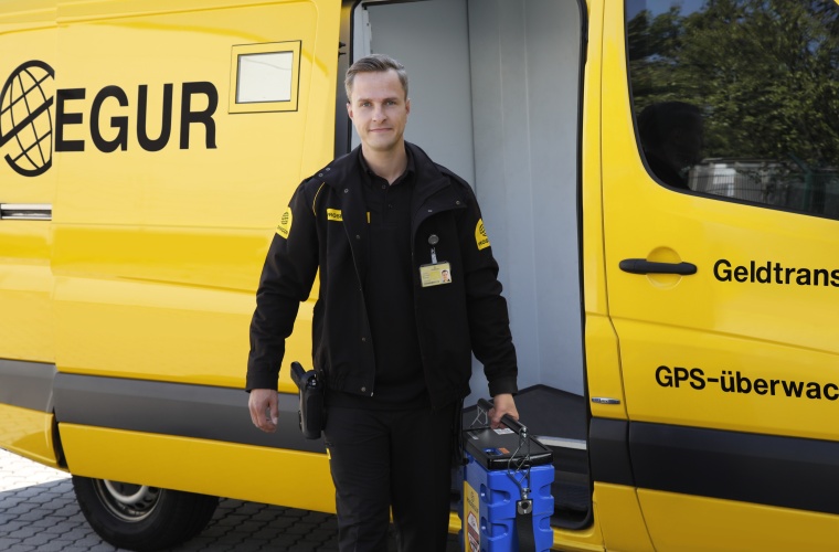 For security reasons, the cash courier uses a
transport security device outside...