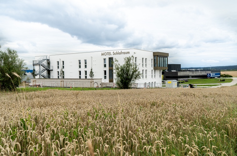 Seitenansicht auf das Motel Schlafraum aus einem Kornfeld heraus