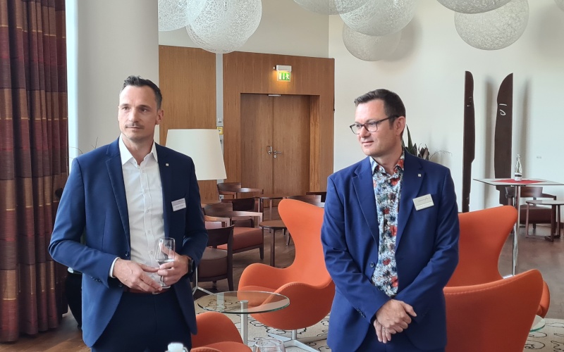 Zwei Männer im Gespräch in modernem Konferenzraum