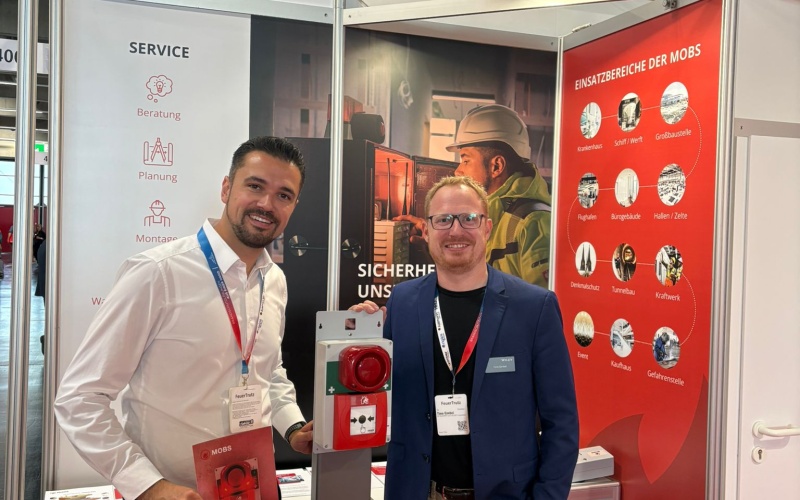 Zwei Personen am Messestand von MOBS C.M. Heim GmbH mit Brandschutzprodukten