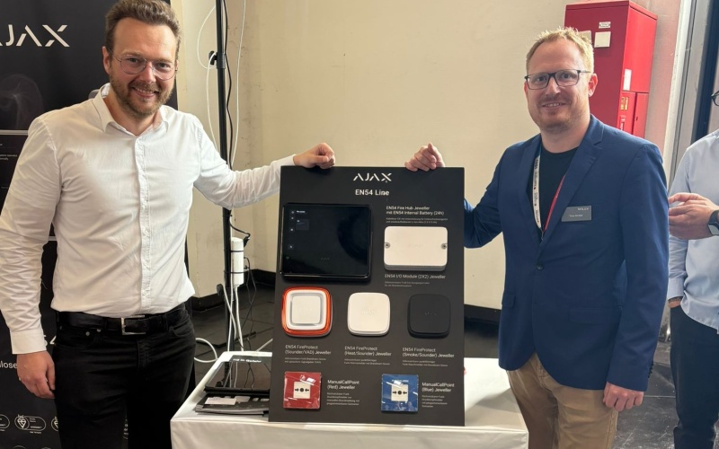 Zwei Personen am eps-Messestand mit Produktpräsentation