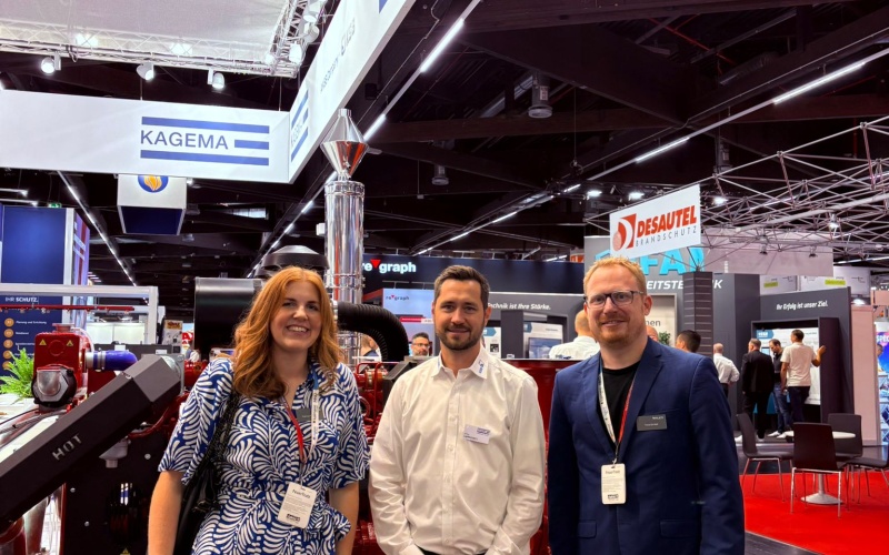 Drei Personen am KAGEMA-Messestand auf einer Fachmesse