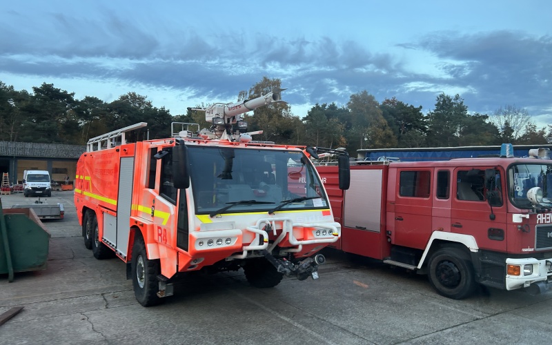 Feuerwehrfahrzeuge auf einem Flugplatz-Gelände