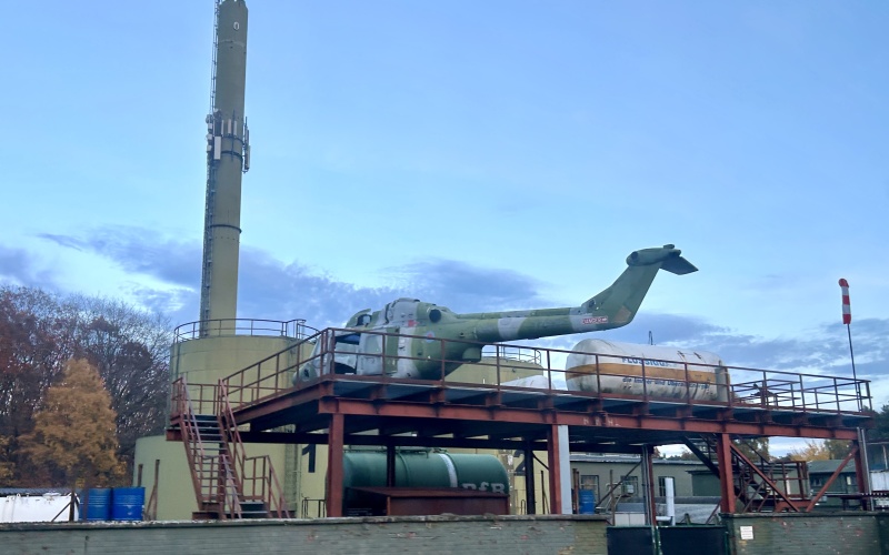 Alter Hubschrauber auf Flugplatzgelände