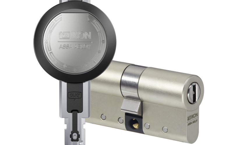 Freigestellter Schlüssel und Zylinder jeweils mit Aufschrift Ikon Assa Abloy
