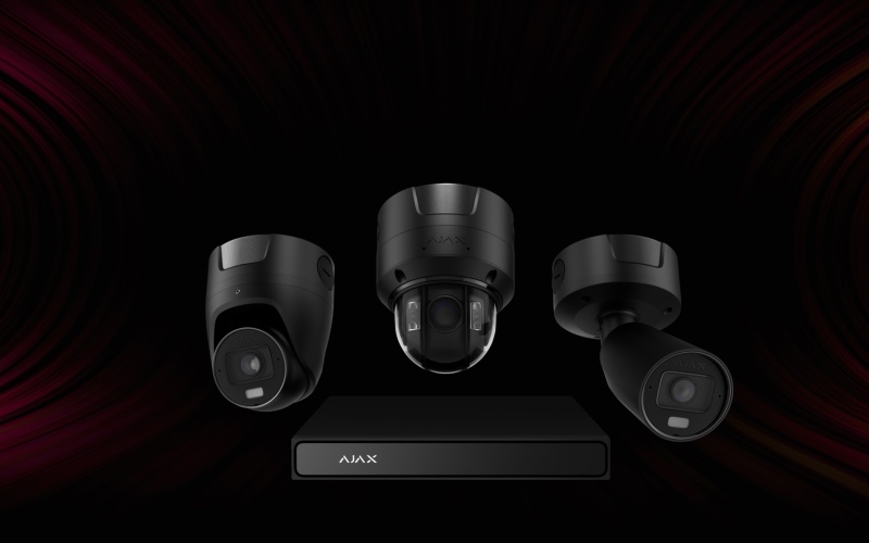 Drei schwarze Domekameras vor schwarz-rotem Hintergrund