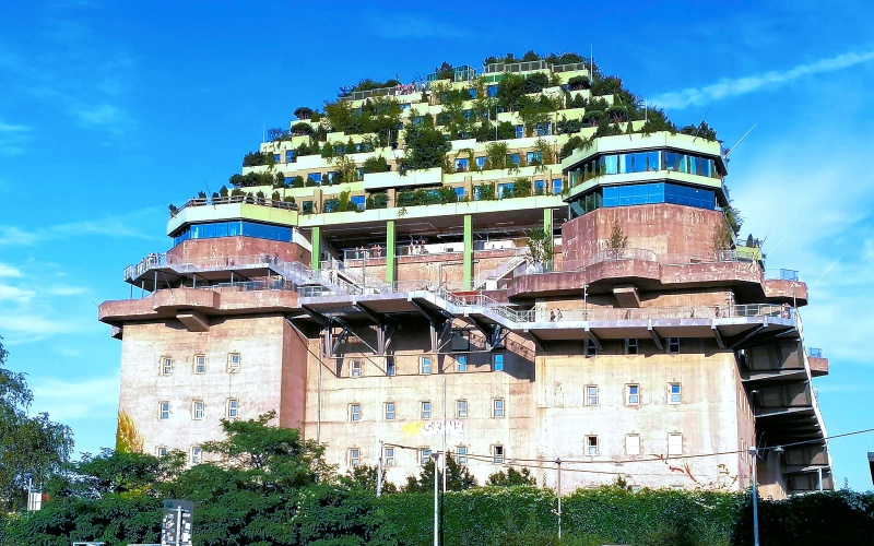 Gesamtansicht eines Bunkers mit begrünten oberen Etagen